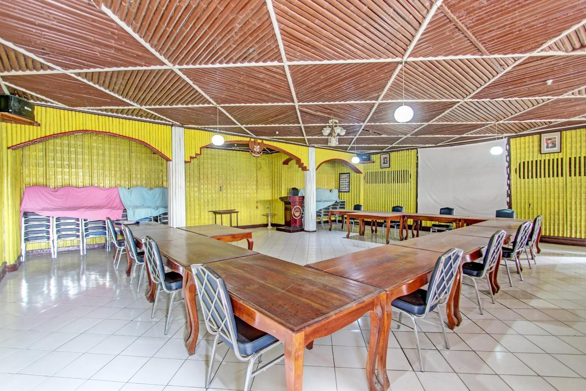 Capital O 91644 Loka Hause Otel Salatiga Dış mekan fotoğraf